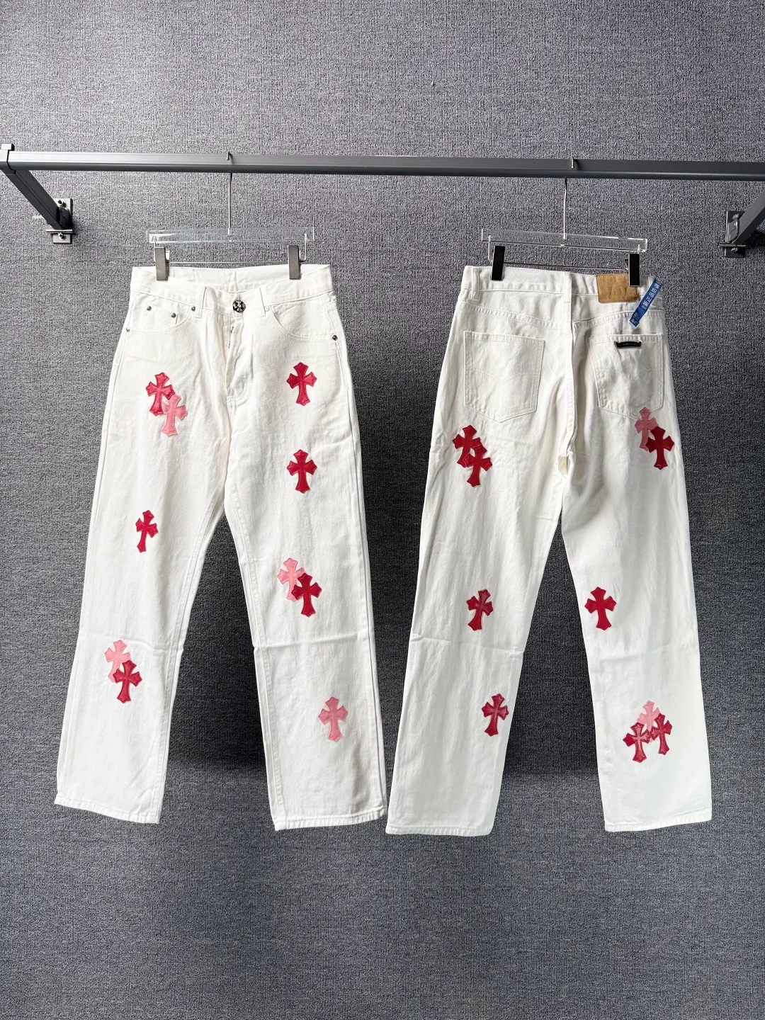P230 💰 (Top version) Chrome Hearts/Chrome Hearts Classic white powder series colored leather cross washed color cloth unisex denim trousers Vibe style straight stacked god-level version Carbon fine bias denim color cloth Old vintage full set of hardware - Chrome Hearts white cow series The high version uses high-ounce customized fabrics, fermentation washing and soft color fixation, soft and thick to wear, the details are all made by hand-polished craftsmanship, all-over printed jacquard fabric Unique design style. Through multiple processes to create a full retro feel. Unique niche non-contrast shirt. Customized distressed spray-painted buttons. Craftsmanship in every detail. Color: white powder. Size: 28-30-32-34 (corresponding to S-M-L-XL)